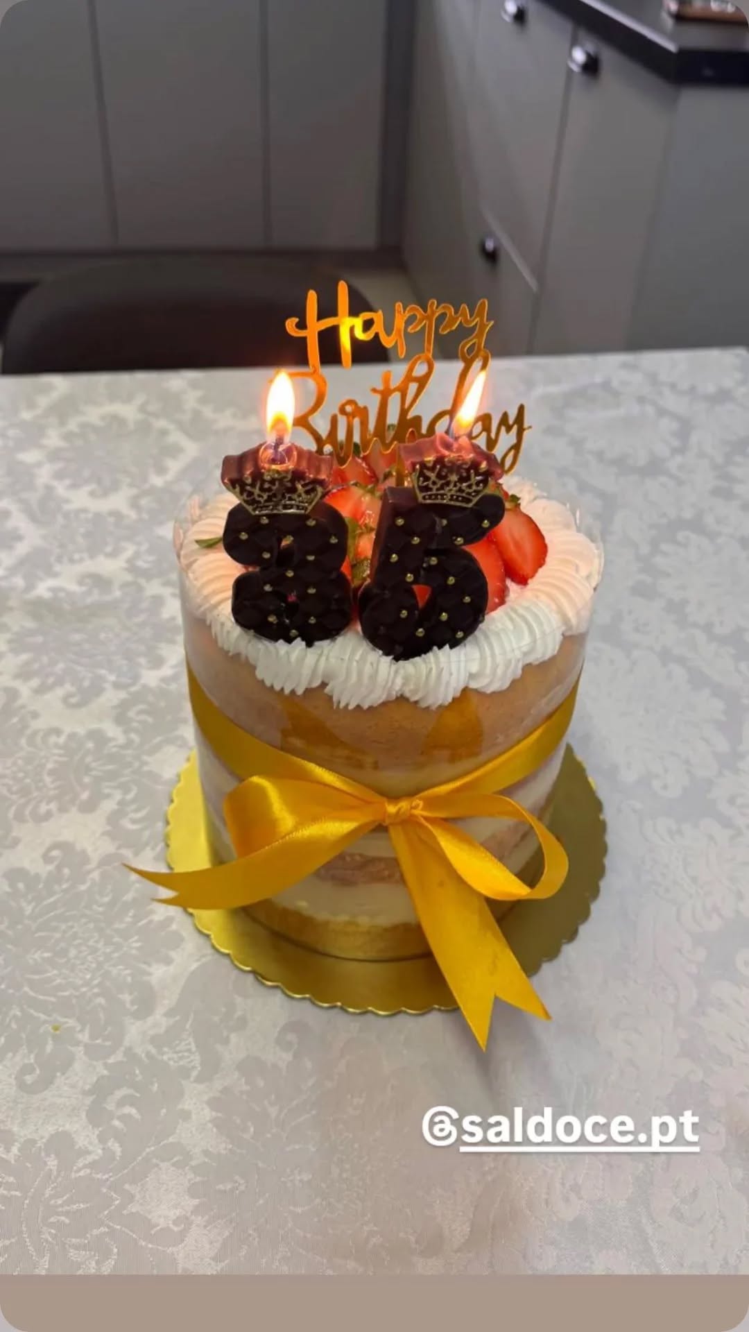 Bolo com frutos vermelhos e chantilly