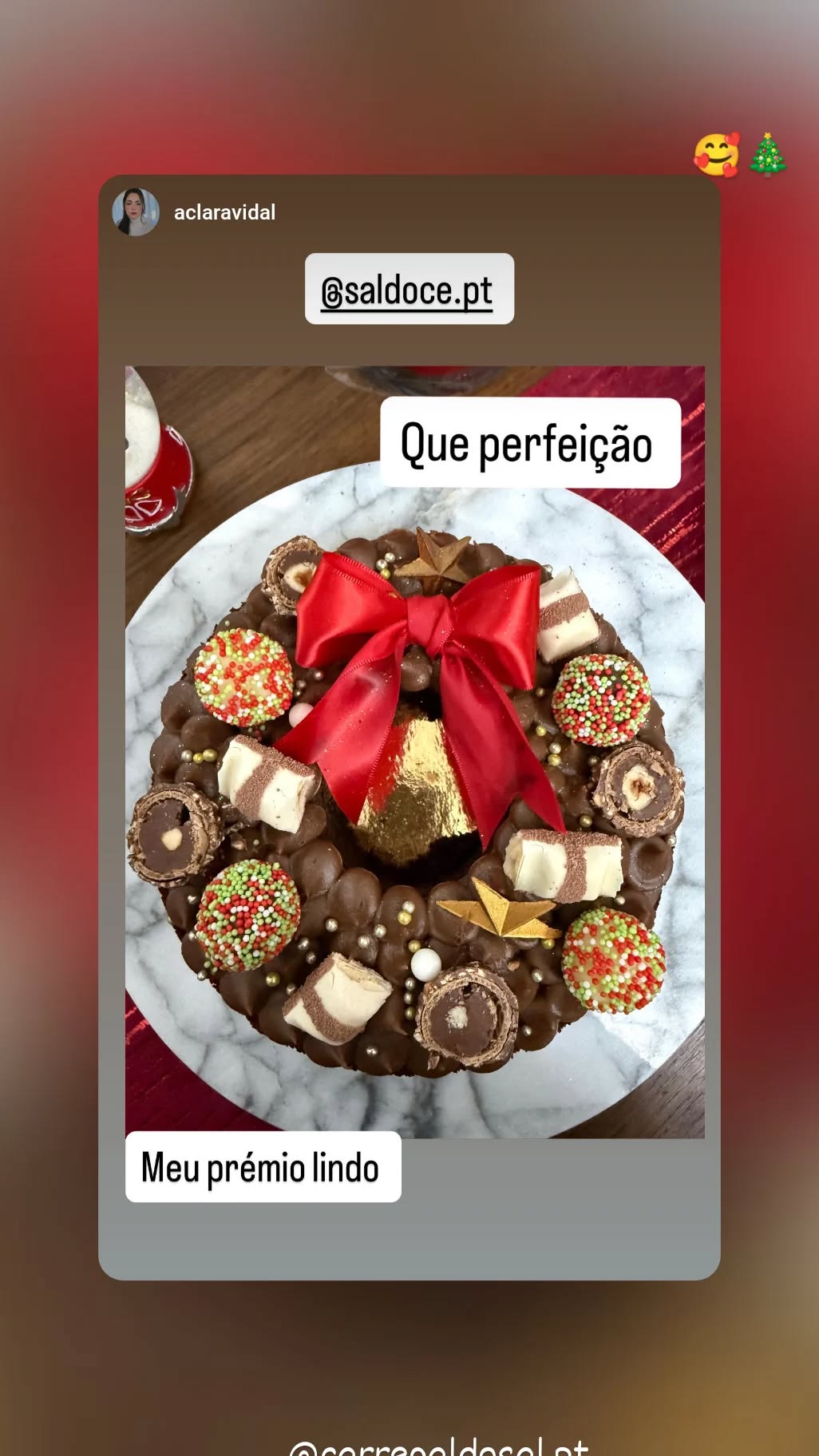 Bolo de chocolate com laço vermelho e brigadeiros