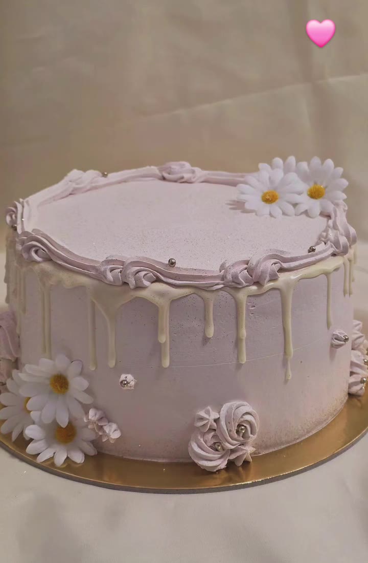 Bolo branco com margaridas